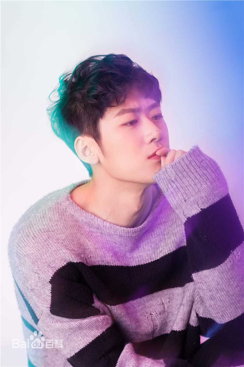 朱嘉琦街拍时刻性感图片图集