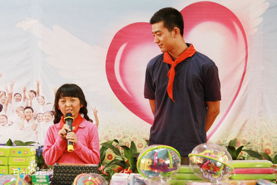 高清李岷城(Mario)在《宝贝别哭》公益活动 捐赠仪式中的壁纸