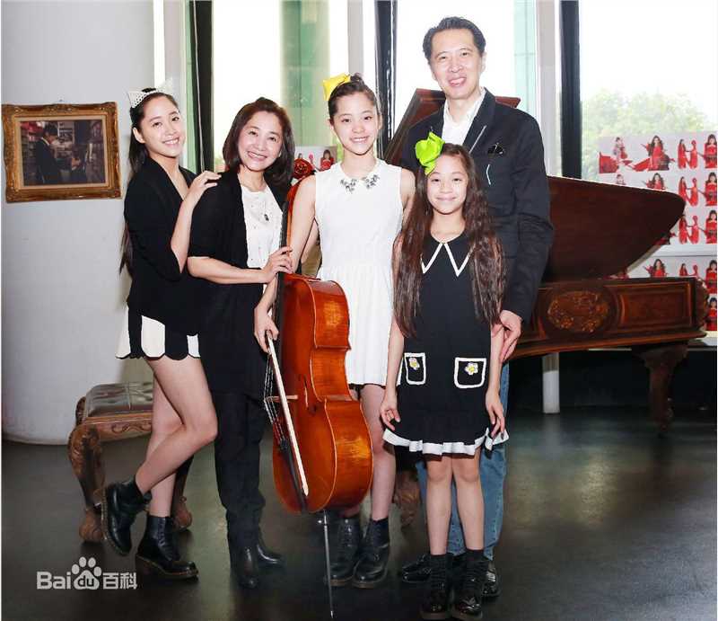 欧阳娜娜(Nana Ou-yang)和家人图册