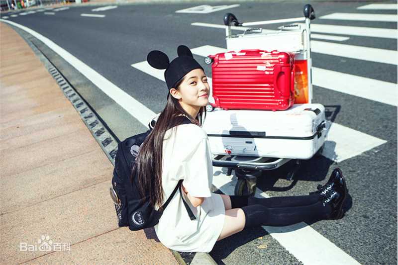 欧阳娜娜(Nana Ou-yang)出发纽约时装周机场秀素颜照相册