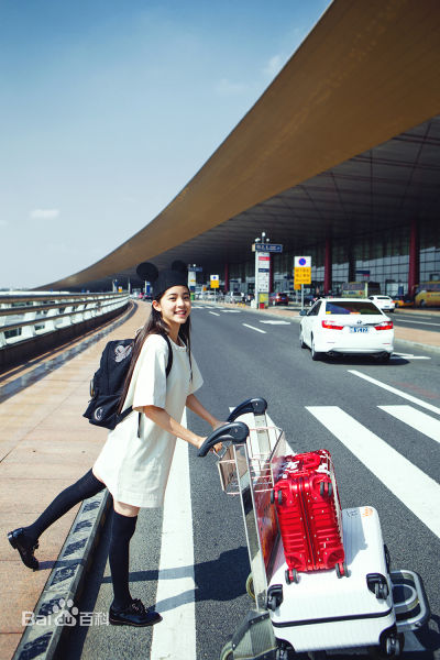 欧阳娜娜(Nana Ou-yang)出发纽约时装周机场秀素颜照相册