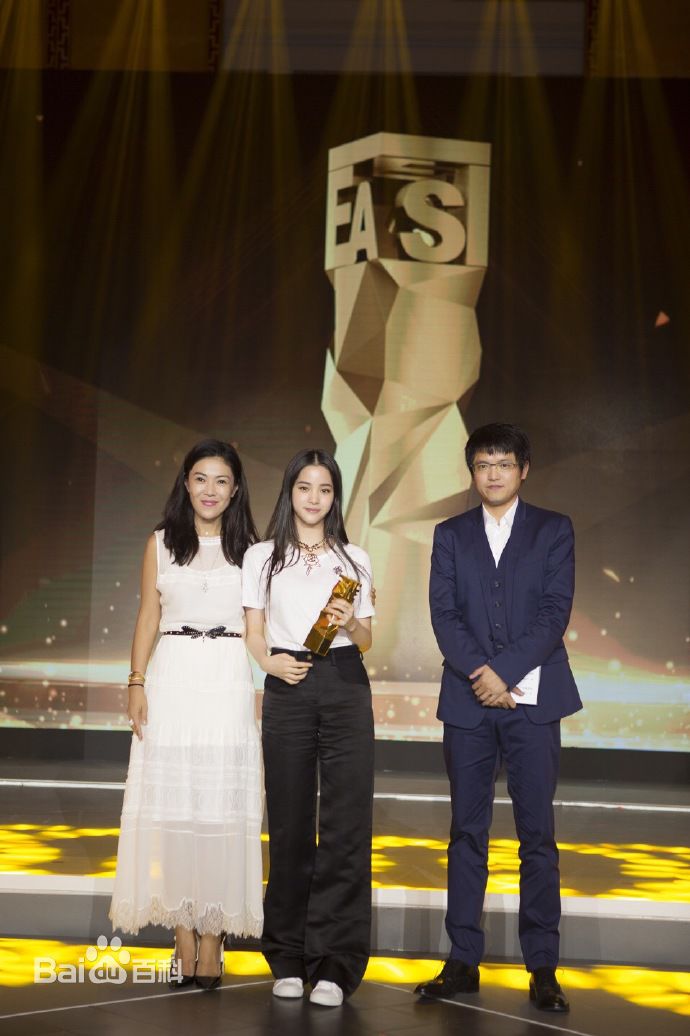 欧阳娜娜(Nana Ou-yang)网易娱乐跨界盛典生活照