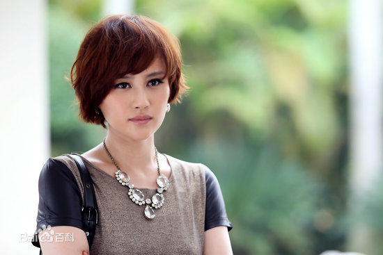 谢紫彬在《贤妻》饰演方翠萍中的