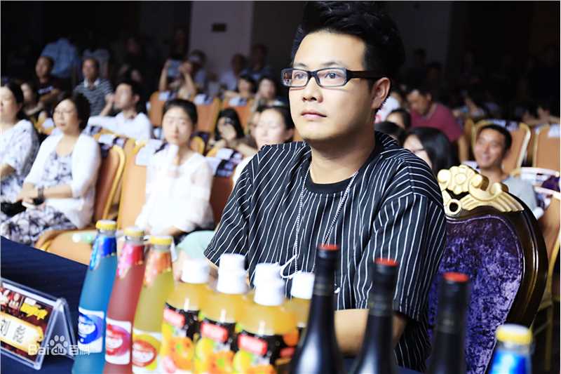 刘彪(无)担任音乐赛事评委照片前后照片