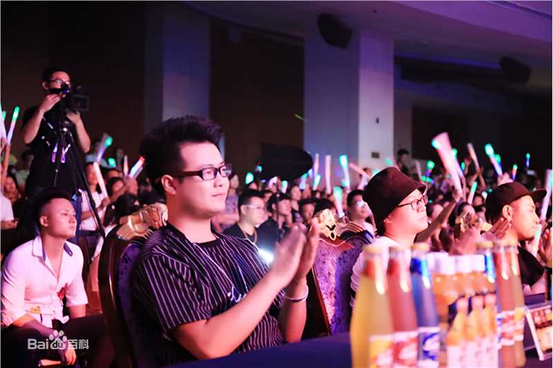 刘彪(无)担任音乐赛事评委照片前后照片