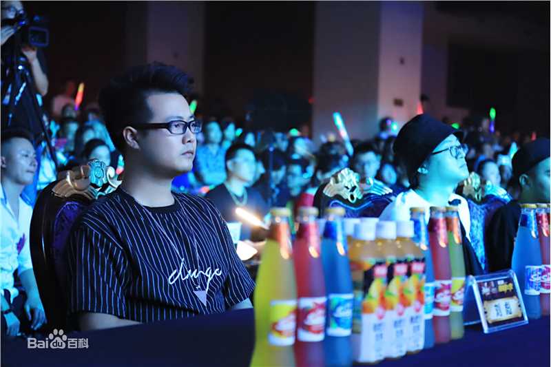 刘彪(无)担任音乐赛事评委照片前后照片