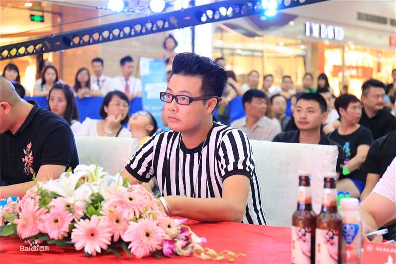 刘彪(无)担任音乐赛事评委照片前后照片