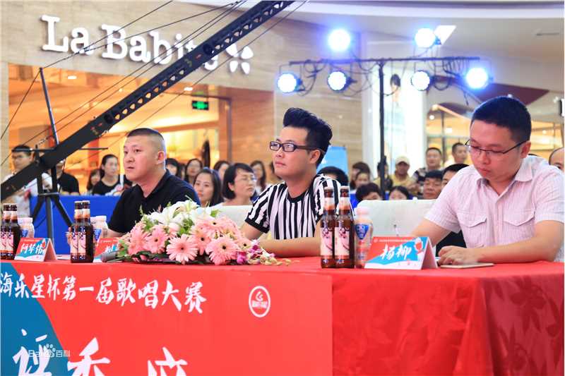 刘彪(无)担任音乐赛事评委照片前后照片