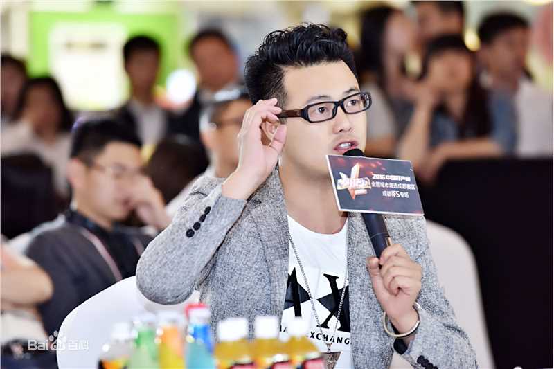 刘彪(无)担任音乐赛事评委照片前后照片