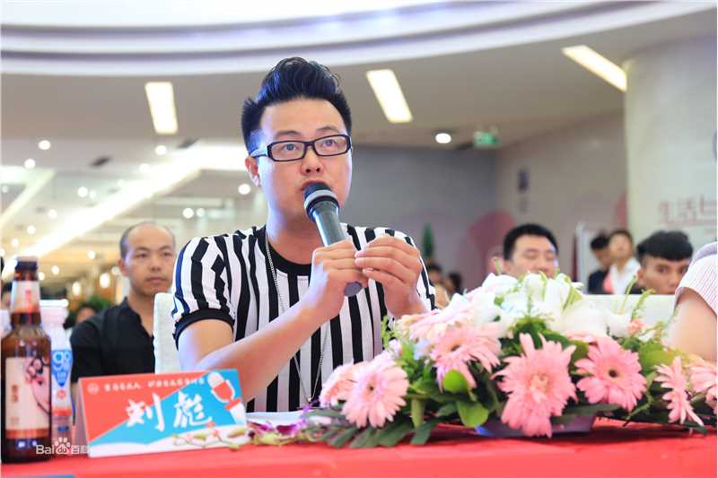 刘彪(无)担任音乐赛事评委照片前后照片