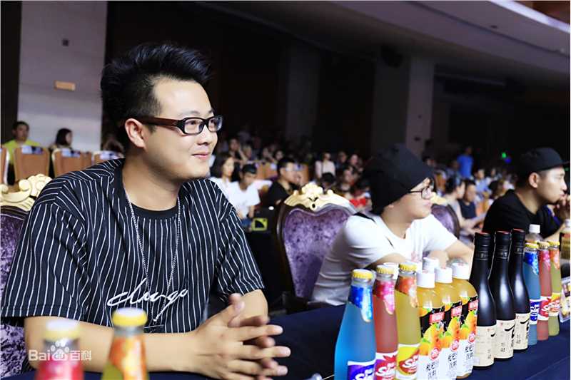 刘彪(无)担任音乐赛事评委照片前后照片