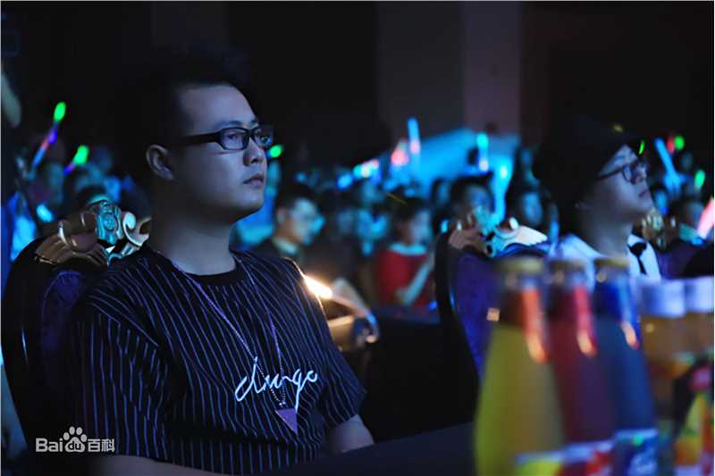 刘彪(无)担任音乐赛事评委照片前后照片