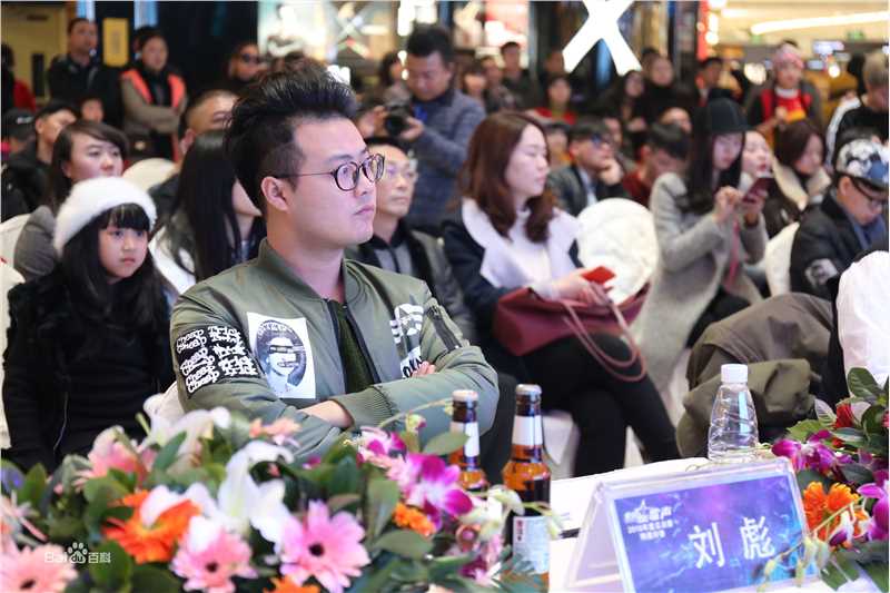 刘彪(无)担任音乐赛事评委照片前后照片