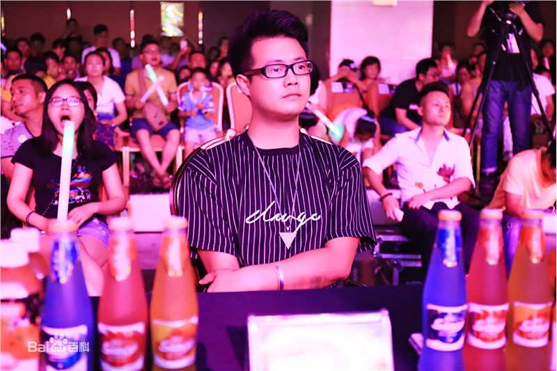 刘彪(无)担任音乐赛事评委照片前后照片