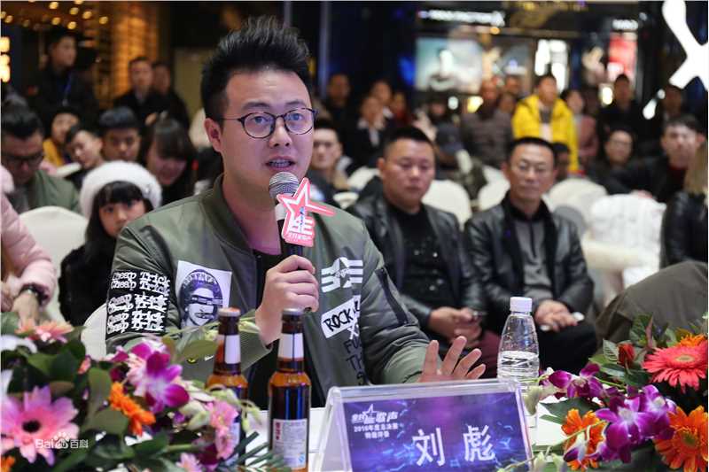 刘彪(无)担任音乐赛事评委照片前后照片