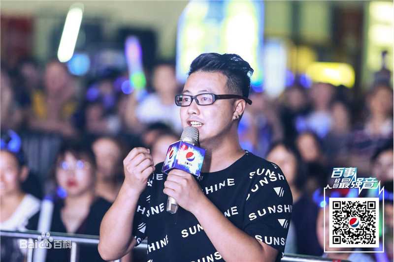 刘彪(无)担任音乐赛事评委照片前后照片