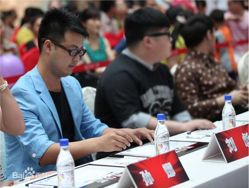 刘彪(无)担任音乐赛事评委照片前后照片