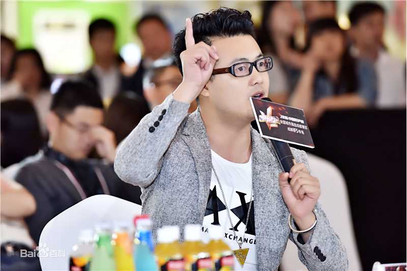 刘彪(无)担任音乐赛事评委照片前后照片