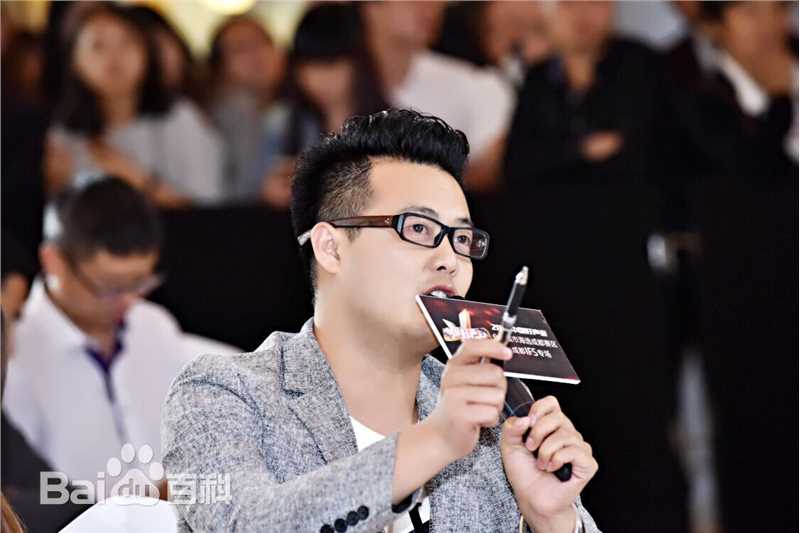 刘彪(无)担任音乐赛事评委照片前后照片