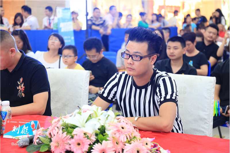 刘彪(无)担任音乐赛事评委照片前后照片