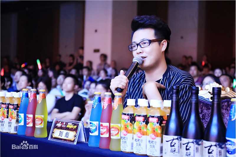 刘彪(无)担任音乐赛事评委照片前后照片