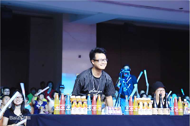 刘彪(无)担任音乐赛事评委照片前后照片