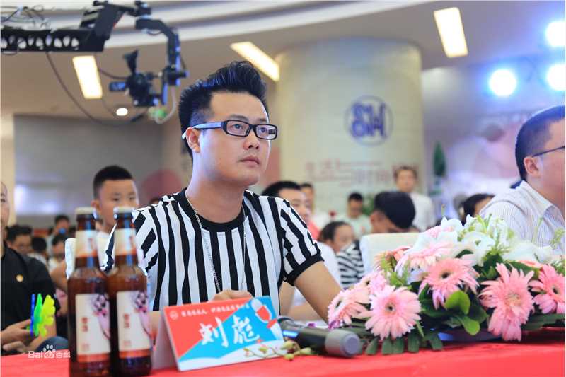 刘彪(无)担任音乐赛事评委照片前后照片