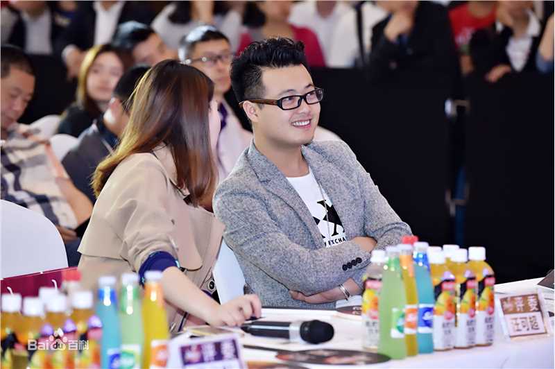 刘彪(无)担任音乐赛事评委照片前后照片