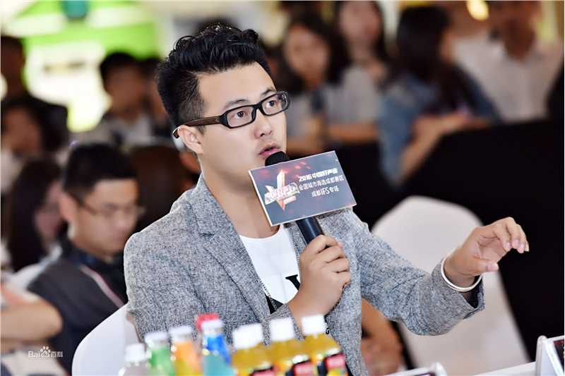 刘彪(无)担任音乐赛事评委照片前后照片