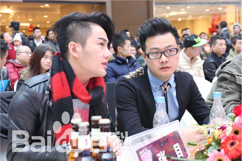 刘彪(无)与圈内好友性感图片图集