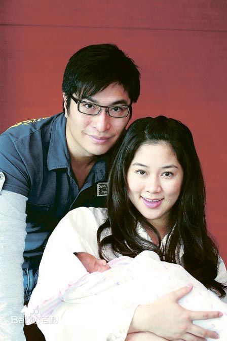 徐子淇(Cathy Tsui)李家诚夫妇合影前后照片