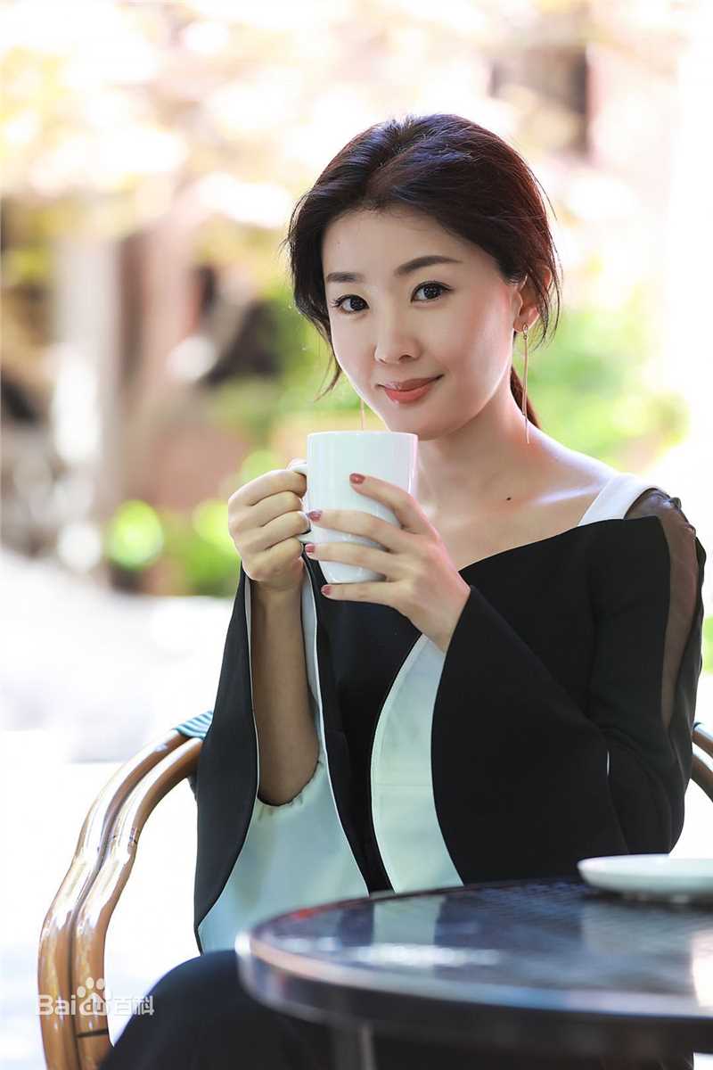 贾雨萌街拍性感图片图集