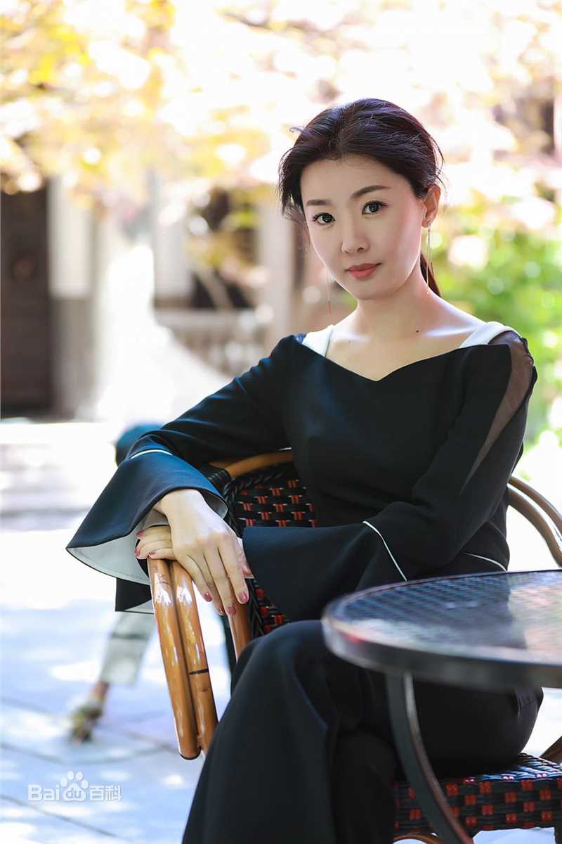 贾雨萌街拍性感图片图集