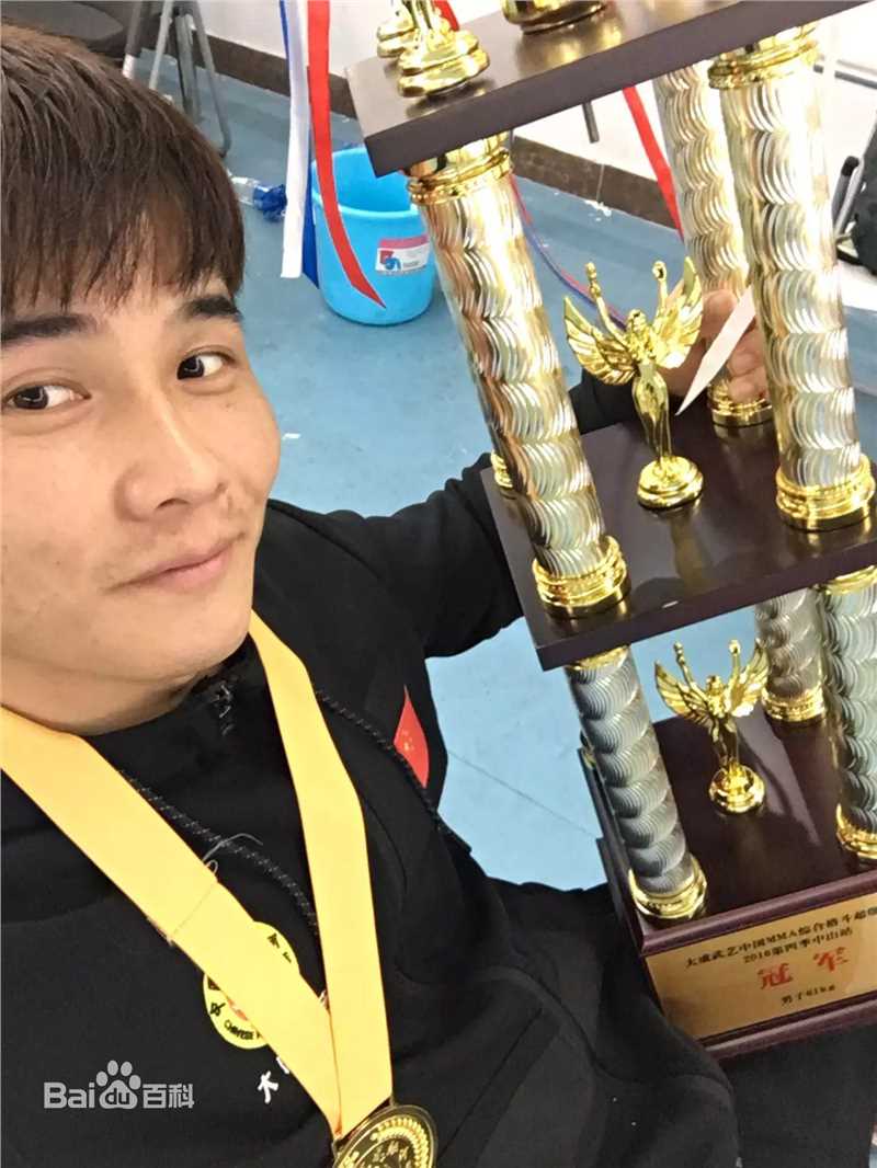 黄超(HuangChao)代表中国队获得冠军前后照片