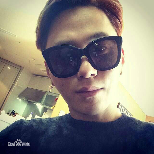 龙俊亨(，Yong Jun Hyung)的Ins图册