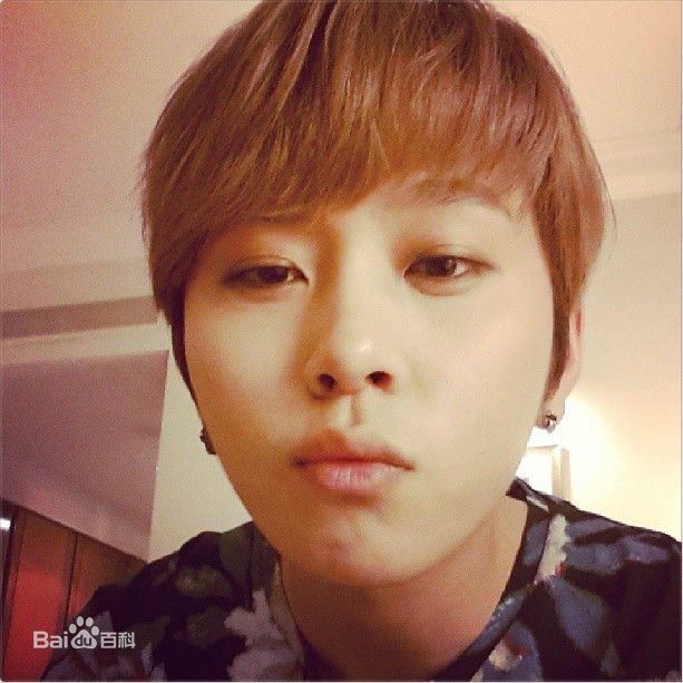 龙俊亨(，Yong Jun Hyung)的Ins图册