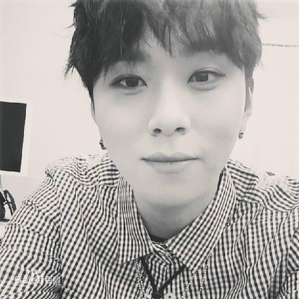 龙俊亨(，Yong Jun Hyung)的Ins图册