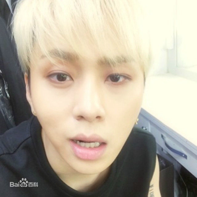 龙俊亨(，Yong Jun Hyung)的Ins图册