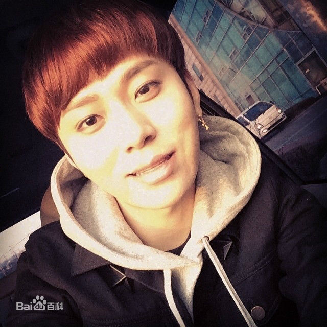 龙俊亨(，Yong Jun Hyung)的Ins图册