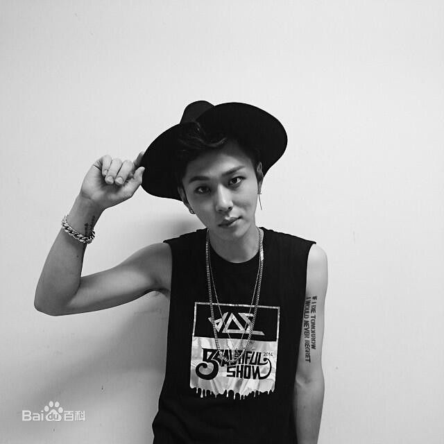 龙俊亨(，Yong Jun Hyung)的Ins图册