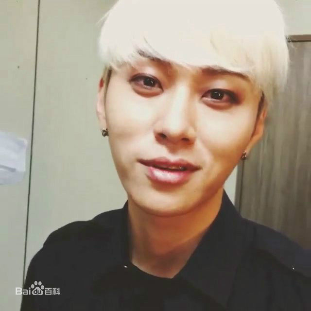 龙俊亨(，Yong Jun Hyung)的Ins图册