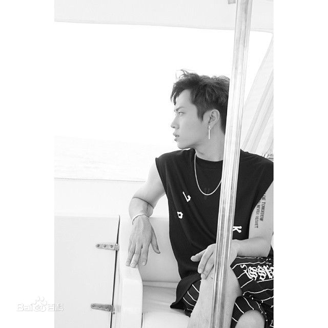 龙俊亨(，Yong Jun Hyung)的Ins图册