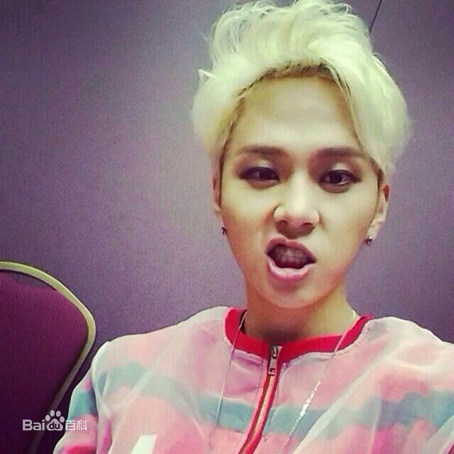 龙俊亨(，Yong Jun Hyung)的Ins图册