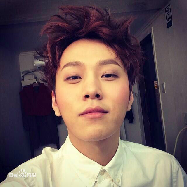 龙俊亨(，Yong Jun Hyung)的Ins图册