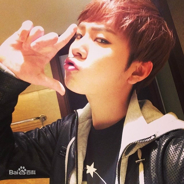 龙俊亨(，Yong Jun Hyung)的Ins图册