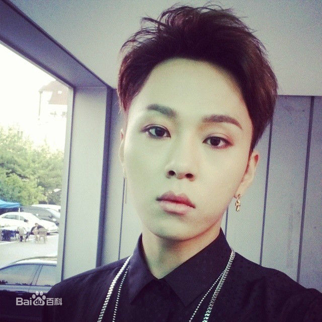 龙俊亨(，Yong Jun Hyung)的Ins图册