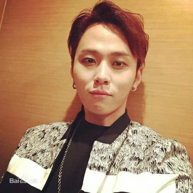 龙俊亨(，Yong Jun Hyung)的Ins图册