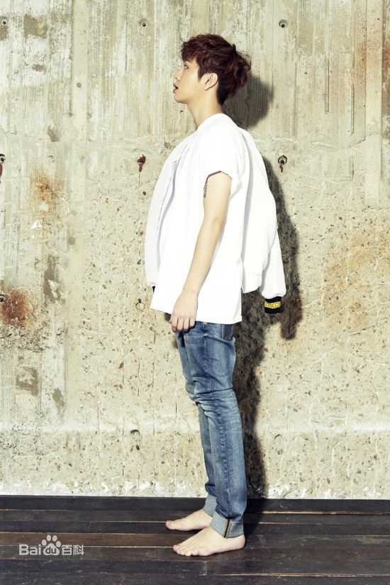 龙俊亨(，Yong Jun Hyung)画报作品性感图片壁纸