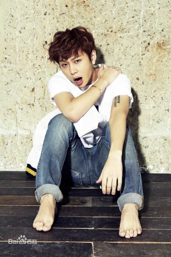 龙俊亨(，Yong Jun Hyung)画报作品性感图片壁纸