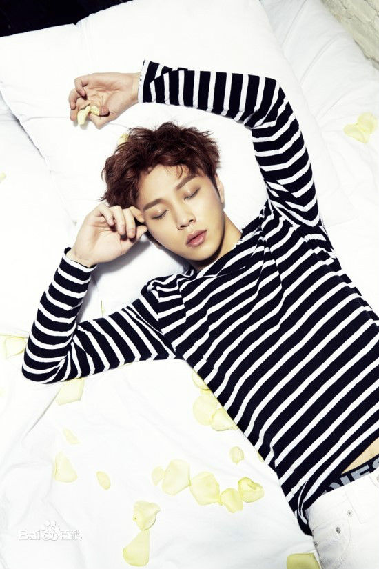 龙俊亨(，Yong Jun Hyung)画报作品性感图片壁纸